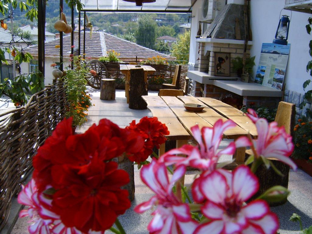 Georgievi Guest House Kalofer Exteriör bild
